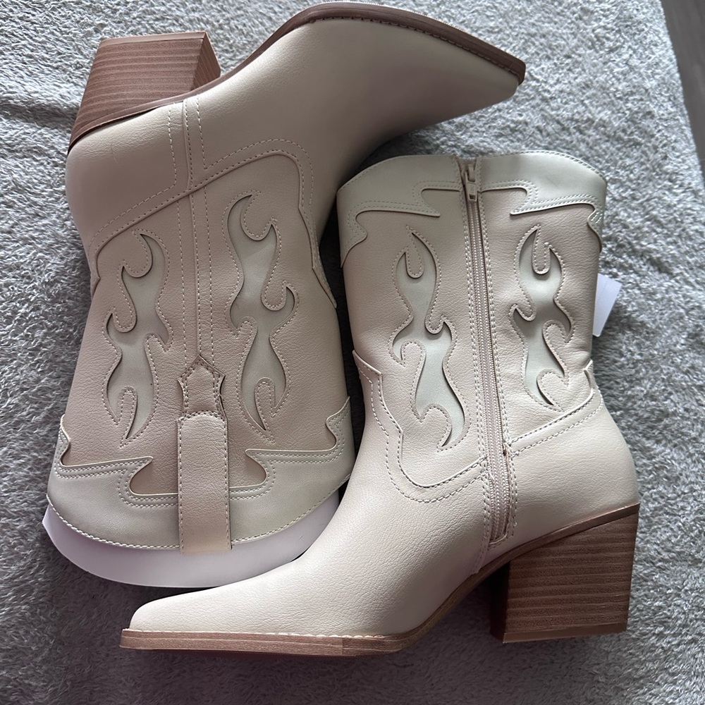 Universal Thread Cream Western-Inspired Block Heel Ankle Boots - Picture 1 of 7